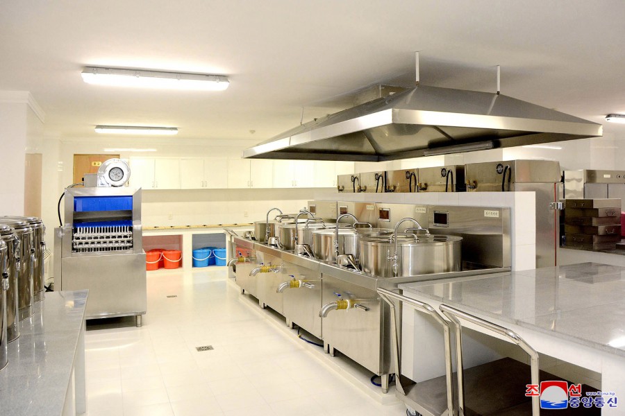 7-훌륭히 일떠선 신의주방직공장 로동자합숙